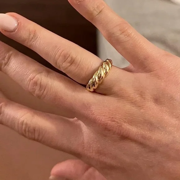 ✨ NWT 18k Gold plated croissant ring 🥐 ✨NO tarnish, quality jewelry! - Picture 1 of 5